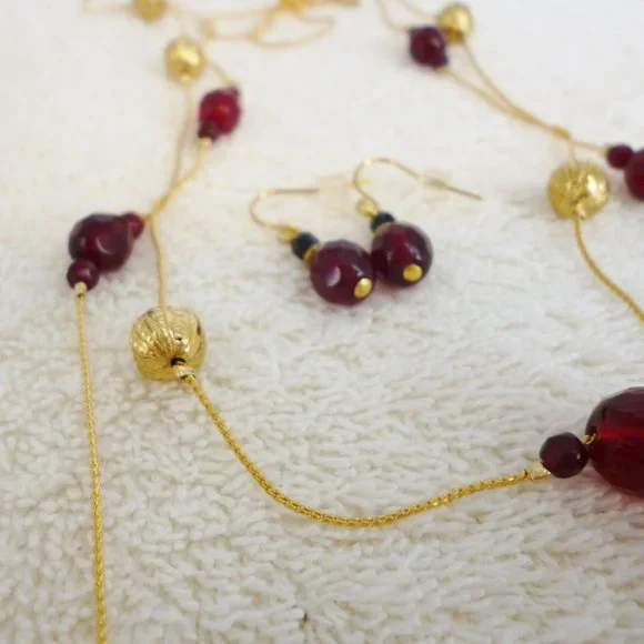 Necklace & Earring Set Gold Plate & Garnet Red Glass Beads 2 Strands NWOT M380 - Picture 3 of 6